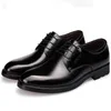 Hombres de alta calidad Zapatos de vestir formales Zapatos de oficina de negocios formales de cuero Hombres Moda para hombre Vestido con cordones Zapatos Oxford de cuero para hombres Pisos