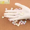 600 stks / partij 11mm wit kleurrijke acryl alfabet brief bloem kralen L3120 sieraden maken DIY losse kralen