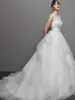 Superbe robe de mariée sur mesure col bijou 3D appliques florales perlées strass conception robes de mariée à plusieurs niveaux détails de vague jupes