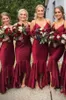 セクシーなブルゴーニュの花嫁介添人ドレススパゲッティストラップノースリーブこんにちは低い非対称の裾のフリルの結婚式のパーティーフォーマルガウンの名誉