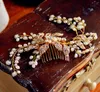 Barocke goldene Blattornamente, Brautkleider, handgefertigte Kopfbedeckungen der Braut