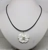 Collier pendentif en forme de fleur de nacre d'eau douce blanche naturelle à la mode