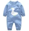 Baby kläder toddler cartoon anka rompers nyfödda vinter stickade onesies barn bomull knappar jumpsuits ins bodysuits mode overall b3538