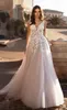 Naviblue Dolly V Neck Beach Wedding Dresses Sexig baklös 3D -blommig applicerad spets brudklänningar svep Train Tulle Vestido de Novia