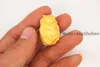 Carrozzeria pensile in pioppo giallo scolpito a mano - mammona. Talismano - pendente della collana.