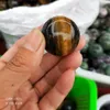 1st Natural Tigerite Crystal Ball Chakra Healing Reiki Stone Carving Crafts En liten familj dekorerad Crystal Ball5980266