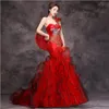 Rode vrouwen Chinese bruiloft vestido vrouwelijke sexy lange qipao fishtail moderne cheongsam mode Één schouder vrouwen feestjurk