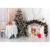 Weißer Backsteinmauer-Weihnachtsfeierhintergrund im Innenbereich, bedruckter Weihnachtsbaum mit goldenen roten Kugeln, Liebesthema, Familienfotografie-Hintergründe