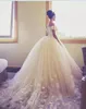 2018 Ny sexig bollklänning bröllopsklänningar av axel handgjorda blommor applikationer spets kapell tåg tulle backless spets upp formella brudklänningar