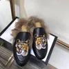 디자이너 구두 2018 겨울 모피 슬리퍼 여성 운전 로퍼 정품 가죽 패션 모카신 자수 곰 호랑이 꽃 EU34-43