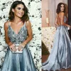 Blå Spaghetti V Neck Rhinestone Evening Wear Formal Dresses Holiday Backless Party Prom Gown Fitted Lång Billiga Rabatt Empire Sexig Berta