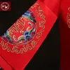 紳士服Pratensis Chineseスタイルのウェディングガウン赤刺繍新郎の夜の長いガウンの着物のジャケット唐スーツの衣装