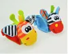 Sozzy 4pcs zachte baby speelgoedpolspol sokken schattige cartoon tuin bug pluche rammelaar met ringbel b9422993282