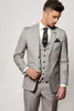 Personnaliser Notch Revers Deux Boutons Argent Gris Mariage Marié Tuxedos Hommes Costumes Mariage / Bal / Dîner Meilleur Blazer Homme (Veste + Cravate + Gilet + Pantalon) 61