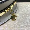 Anillo de ciclo famosa bolsa de hombro de la señora pequeña bolsa de la manera del envío libre 2020 más nuevos 20cm remache las mujeres bolsos de cuero genuino