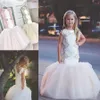 かわいい王女の女の子Pageantガウンレースのアップリケ結婚式のチュールスイープ列車の誕生日パーティードレスのためのノースリーブの人魚の花の女の子のドレス