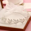 繊細な手作りのロマンチックな花のフープを持つブライダルアクセサリー