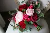 Bouquet da sposa rosa rosa con fiori spilla 2019 Bacca di rosa rossa Decorazione di nozze paese economico Fiori di damigella d'onore in seta artificiale