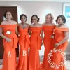 Orangefarbene Meerjungfrau-Brautjungfernkleider in Übergröße, schulterfrei, Satin, Trauzeuginkleid, Schößchenfalten, Damen-Hochzeitskleid, Flo227n