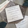 Mörkgrå Chantilly Lace Laser Cut Wrap Invitation Antique Square Laser Cut Wedding Inbjudan med Blush Insert och Belly Band3024038