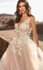 Naviblue Dolly V Neck Beach Wedding Dresses Sexig baklös 3D -blommig applicerad spets brudklänningar svep Train Tulle Vestido de Novia