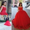 2019 빨간 공 가운 Quinceanera Dresses Bateau Neck OFF 어깨 툴 리케 비즈 스윕 트레인 플러스 사이즈 파티 댄스 파티 이브닝 ​​가운 착용