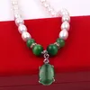 Collier de perles d'eau douce naturelle véritable pendentif vert Envoyer la mère Envoyer la chaîne de la clavicule femme âgée