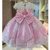 Underbara spets applikationer flickor pakar klänningar keps ärmar pärlstav big bow blomma flicka klänningar för bröllop rosa barn kommunion klänning skräddarsydda