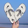 Sommar toppkvalitet läder designer tofflor bekväm tofflor pojke blandade färger randar inomhus flip-flops utomhus strand flip-flops sandaler