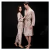 Mode Hommes Robes Femmes Pyjama Ensembles Faux Soie Sexy Couple Maison Pyjamas Pyjama Imprimé Motif À Manches Longues Hommes Peignoirs