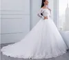 Off Shoulder Tulle Ball Gown Bröllopsklänningar med långa ärmar 2019 Lace Appliques Bröllopsklänningar Vit Elfenben