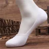 Commercio all'ingrosso- 1 paio di calzini da uomo Pantofole da uomo in fibra di bambù in fibra antiscivolo in silicone invisibile barca calzini primavera estate moda maschile calzini caviglia