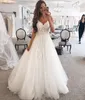 Vestidos de novia de encaje con cuentas de moda Una línea con cuello en V Vestidos de novia con lentejuelas y apliques Corte de tren Vestido de novia de tul con velo gratis