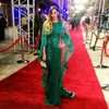 Vintage Spitze Smaragdgrüne Abendkleider mit Umhängen 2023 Arabische Meerjungfrau Chiffon Tüll Applikation Perlen Langes Party-Berühmtheits-Roter-Teppich-Kleid