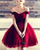 Sexig röd kort prom klänningar elegant av axel tiered ruffles en linje tutu kjol hemkomst klänning cocktail examen kappor