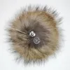 Partihandel fluffig stor 15 cm runda form tvättbjörn päls pompom bolltillbehör för mössa hattar med metall snap -knapp