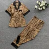 2020 Silk Pyjamas für Frauen Sommer Pyjamas Sets Langarm Mantel Hosen 2 Stück Pijamas Leopard Homewear Sets Plus Größe1