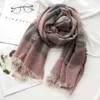 Groothandel-ontwerper nieuwe cirkel garen dikke winter sjaal hit kleur fringe plaid sjaal vrouwen