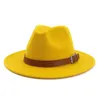 Trendig handgjord vanlig färgad platt brim ullfilt Fedora jazz hattar för kvinnor män avslappnad panama trilby gambler hatt bälte spänne dekor