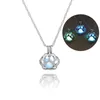 Glöd i Dark Metal Pet Dog Paw Pendant Halsband för kvinnor Animal Dogs Hollow Locket Pendants Night Luminous Light