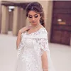 2019年控えめなサウジアラビアのウェディングドレスは肩のアップリケをすくい、チュールの床の長さドバイマタニティビーチウェディングドレス