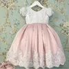 High Low Tiered A-Line Blumenmädchenkleider Hochzeit Kleine Mädchen-Festzug-Kleid für Teens 3D Blume Appliqued Tulle Kommunion-Kleider