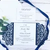 Fabulosas invitaciones de boda cortadas con láser en azul marino con banda y etiqueta para el vientre con purpurina, proporcionan impresión y envío gratuitos