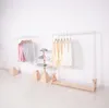 Houten vloer hanger slaapkamer meubels kleding winkel iron hout roller platform modellering creatieve eenvoudige Nordic stijl display serie rack