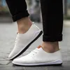 Vente Flash Chaussures pour hommes respirantes en cuir microfibre chaussures décontractées pour hommes d'affaires couleur Pure chaussures de mode d'été confortables