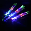 Increíble luz LED flecha cohete helicóptero juguetes voladores giratorios catapulta voladora juguete iluminado juguete chico fiesta Favor juguete divertido regalo elástico