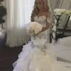 Abiti da sposa sexy a sirena con illusione di spalle scoperte Cristalli scintillanti di perline Appliques di pizzo argento Abiti da sposa Abito da sposa da spiaggia arruffato 38