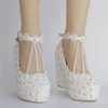 Sapatos de casamento de renda branca feitos à mão com tiras de fivela em t 11cm cunha salto alto sapatos de noiva cristal ab bombas femininas277k
