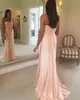 2020 Neueste erröten rosa Meerjungfrau Mutter der Braut Kleider Chiffon One-Shoulder-Falten ärmellose Sweep Zug Abendkleider für Hochzeitsgäste