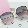 2020 NOUVEAU CAT Eye Lunettes de soleil Femmes Design Metal Frame Mirror Sun Vintage Vintage Gradient sans cruche pour femelle GIAUSADR37742484674